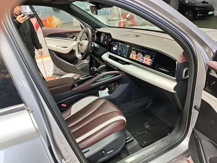 Фото 8 - Geely Monjaro