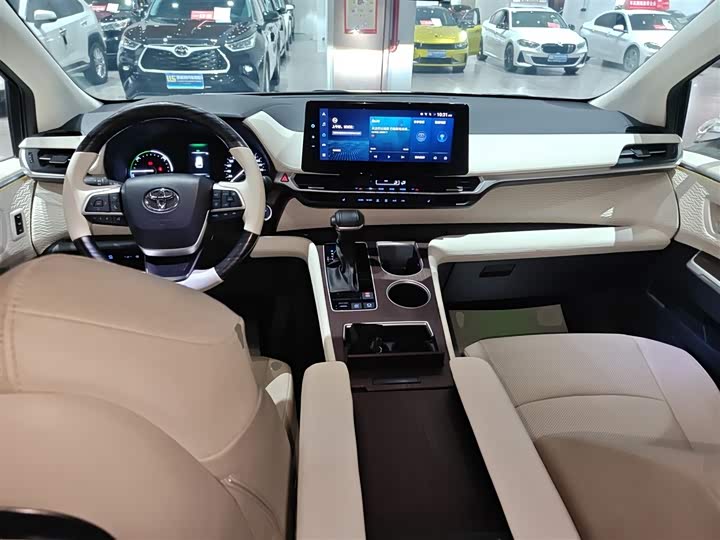 Фото 10 - Toyota Granvia