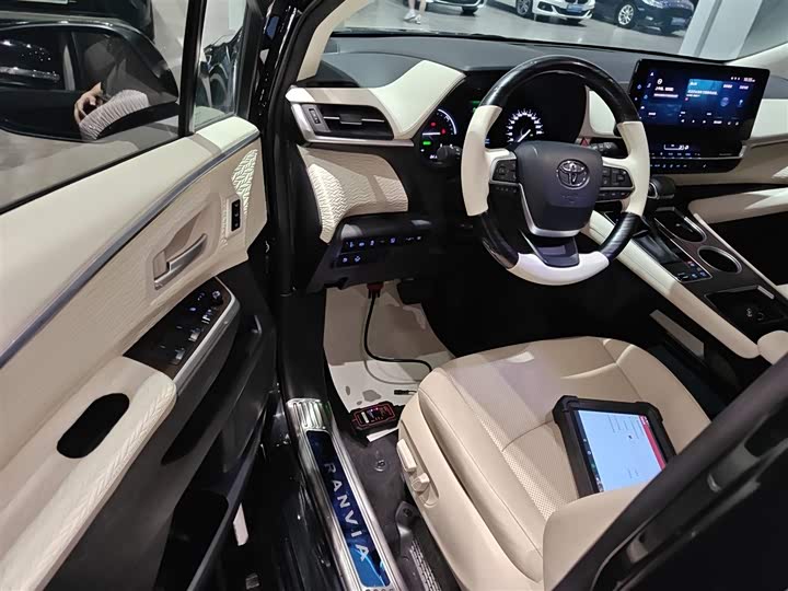 Фото 16 - Toyota Granvia