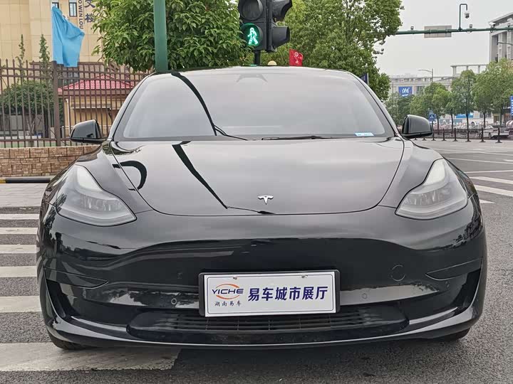 Фото 2 - Tesla Model 3
