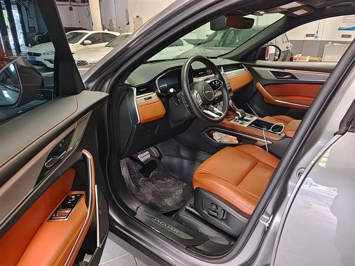 Фото 3 - Jaguar F-Pace