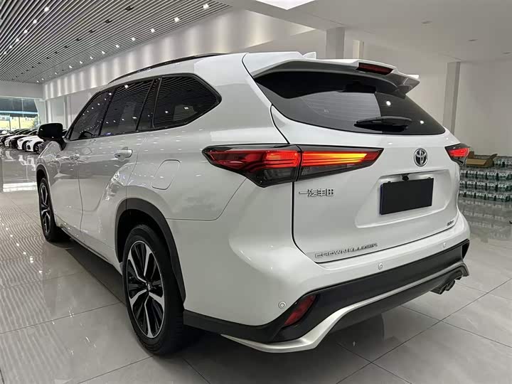 Фото 9 - Toyota Crown Kluger