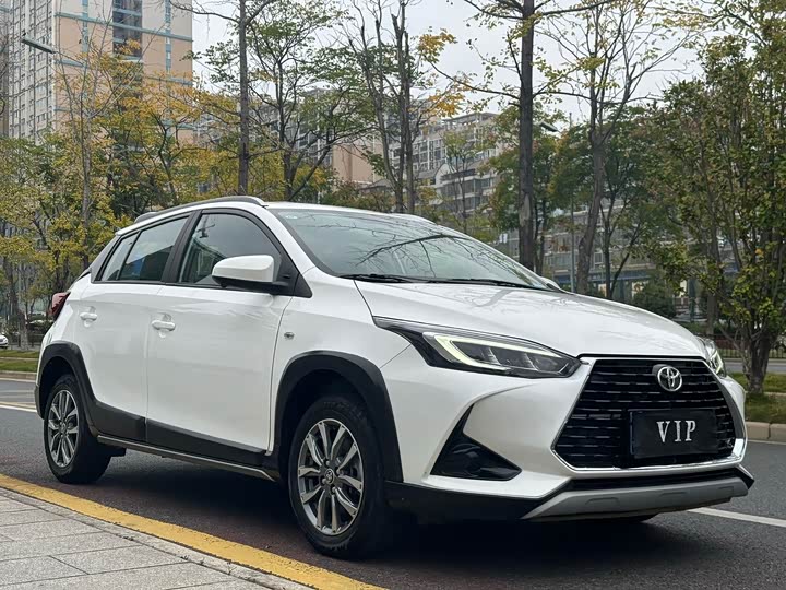 Фото 2 - Toyota Yaris L Hatchback