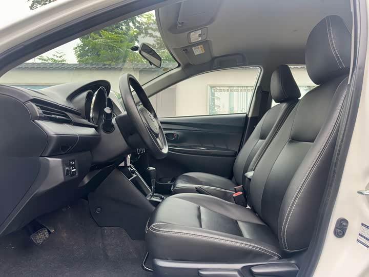 Фото 3 - Toyota Yaris L Hatchback