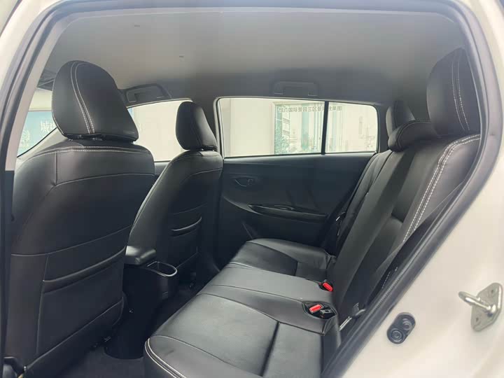 Фото 4 - Toyota Yaris L Hatchback