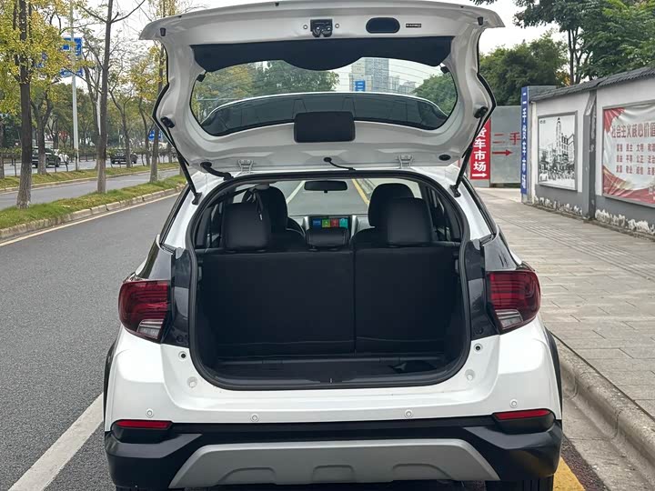 Фото 5 - Toyota Yaris L Hatchback