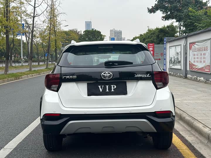 Фото 7 - Toyota Yaris L Hatchback