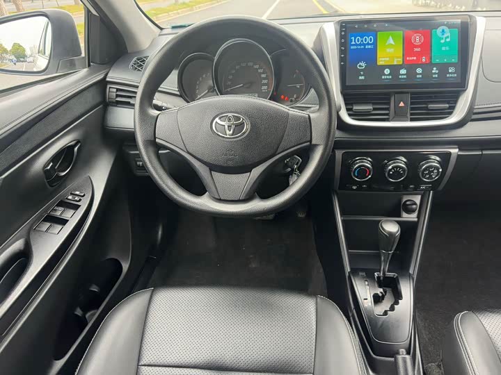 Фото 9 - Toyota Yaris L Hatchback