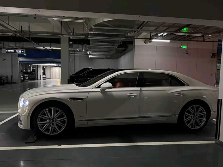 Фото 3 - Bentley Flying Spur Hybrid