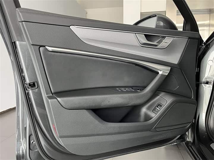 Фото 13 - Audi A6L