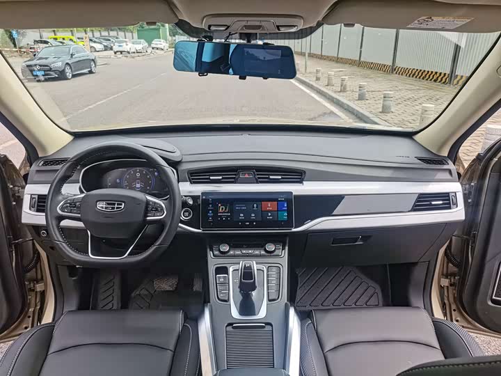 Фото 10 - Geely Atlas