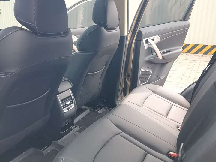 Фото 11 - Geely Atlas