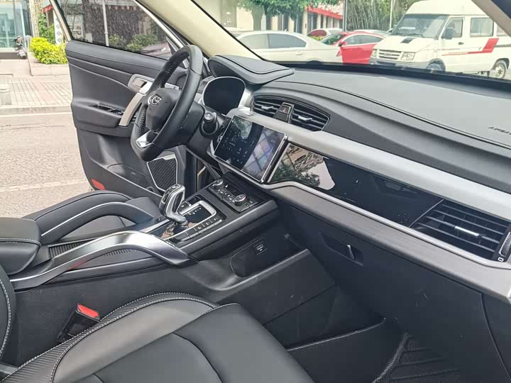 Фото 12 - Geely Atlas