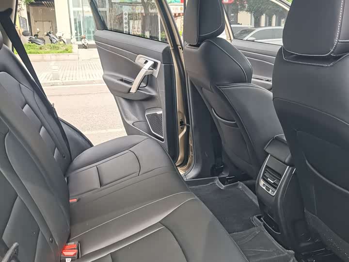 Фото 13 - Geely Atlas