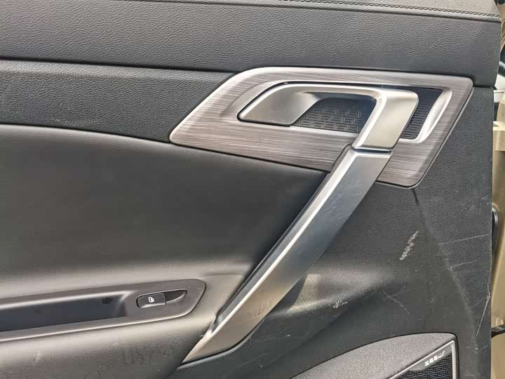 Фото 14 - Geely Atlas