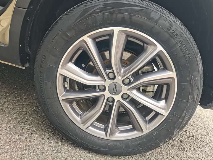 Фото 15 - Geely Atlas