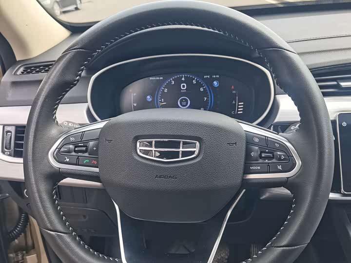 Фото 18 - Geely Atlas