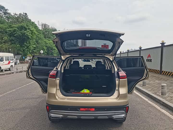 Фото 20 - Geely Atlas