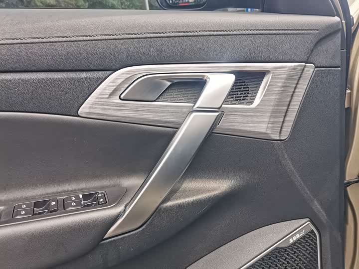 Фото 9 - Geely Atlas