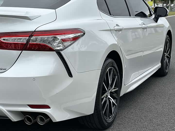 Фото 10 - Toyota Camry