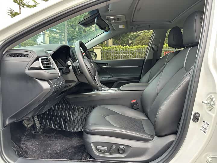 Фото 13 - Toyota Camry