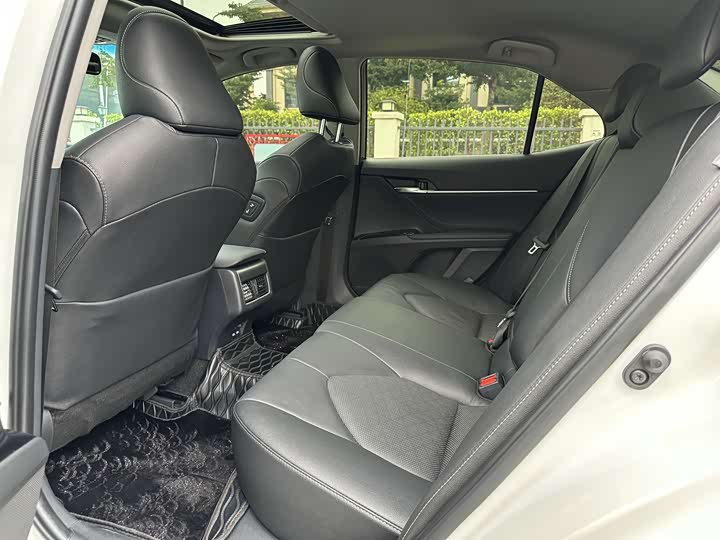 Фото 14 - Toyota Camry