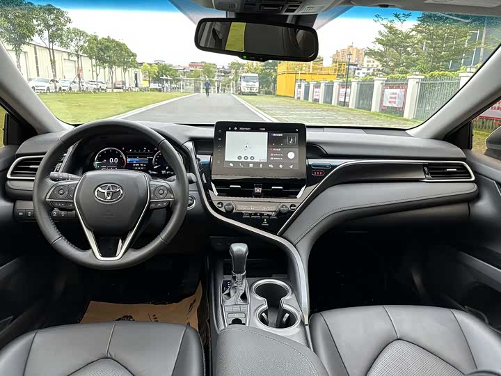 Фото 15 - Toyota Camry