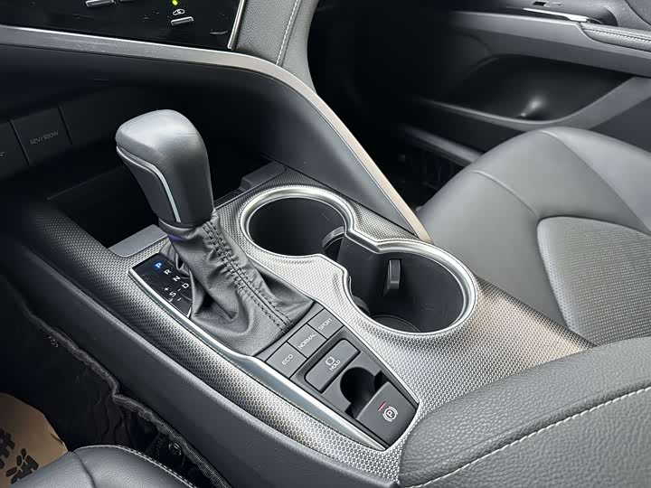 Фото 17 - Toyota Camry