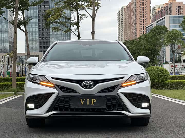Фото 2 - Toyota Camry