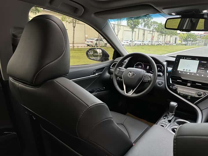 Фото 21 - Toyota Camry