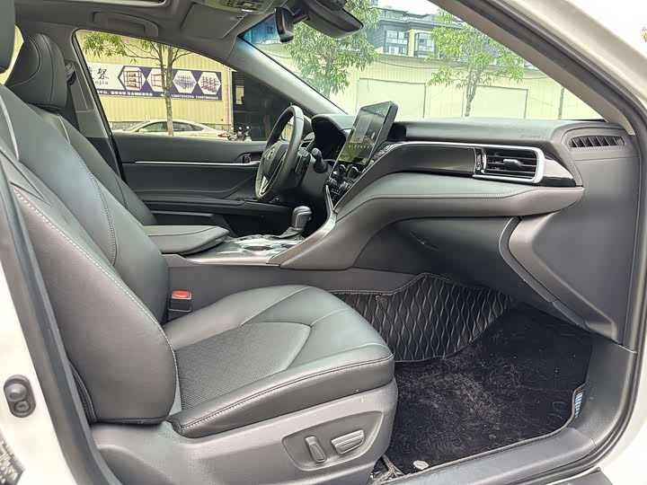 Фото 23 - Toyota Camry