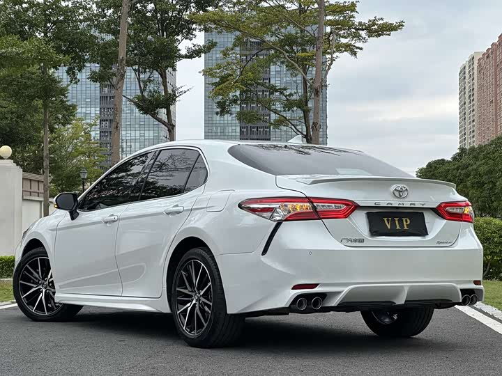 Фото 6 - Toyota Camry
