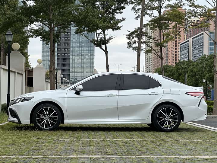 Фото 7 - Toyota Camry