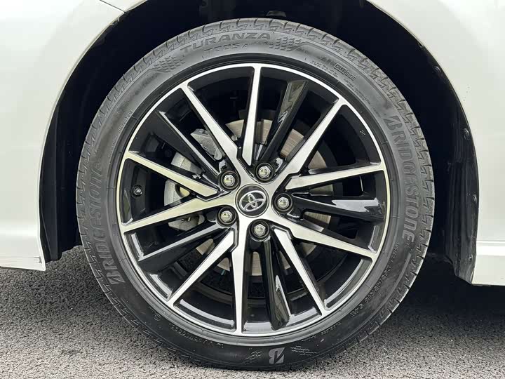 Фото 8 - Toyota Camry