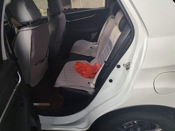 Фото 15 - Geely Vision X3