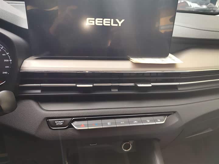 Фото 6 - Geely Vision X3