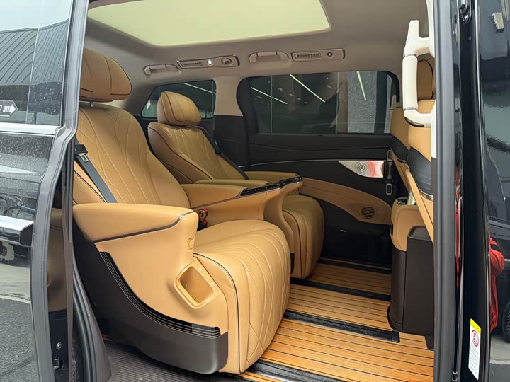 Фото 10 - Denza D9