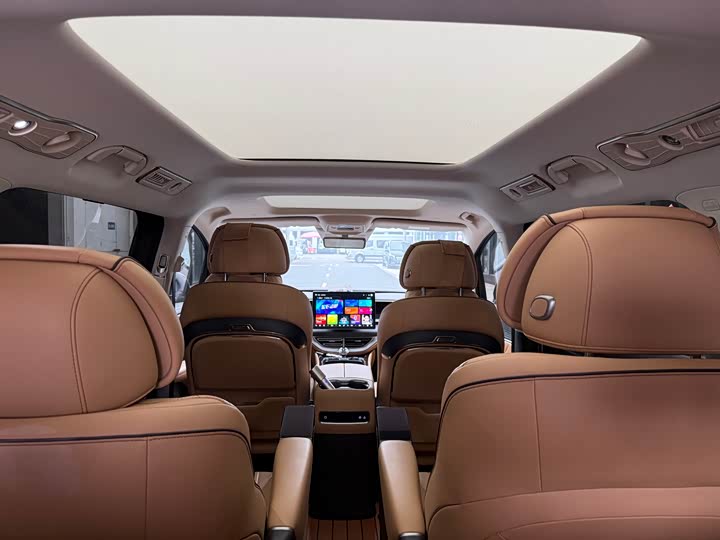 Фото 16 - Denza D9