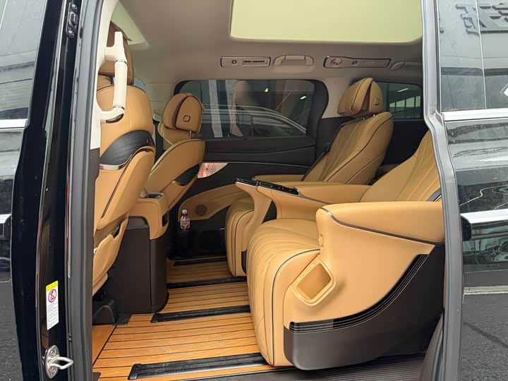 Фото 8 - Denza D9