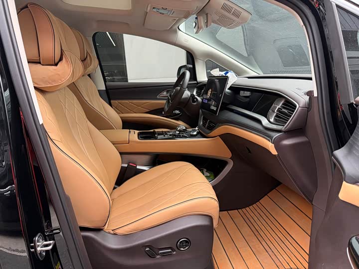 Фото 9 - Denza D9