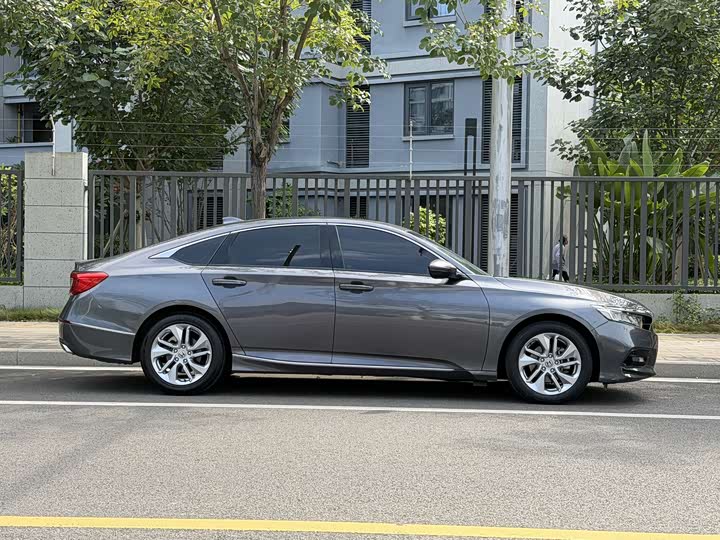 Фото 10 - Honda Accord