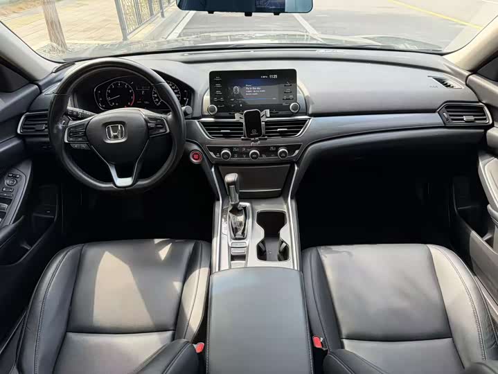 Фото 4 - Honda Accord