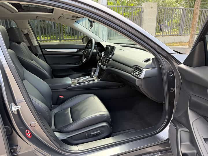 Фото 8 - Honda Accord