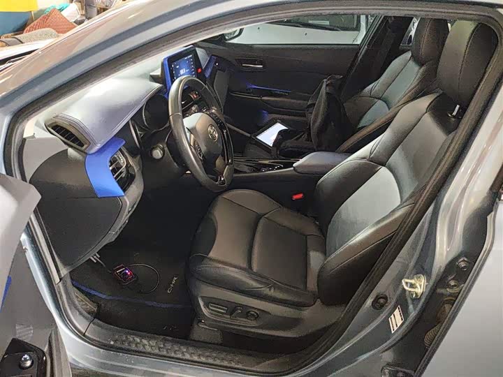 Фото 16 - Toyota C-HR