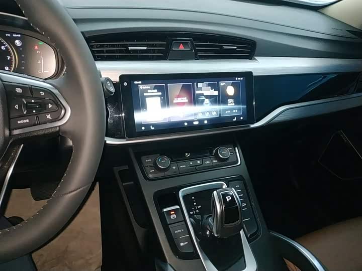 Фото 13 - Geely Atlas