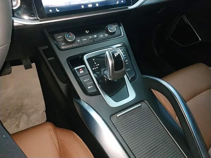 Фото 14 - Geely Atlas