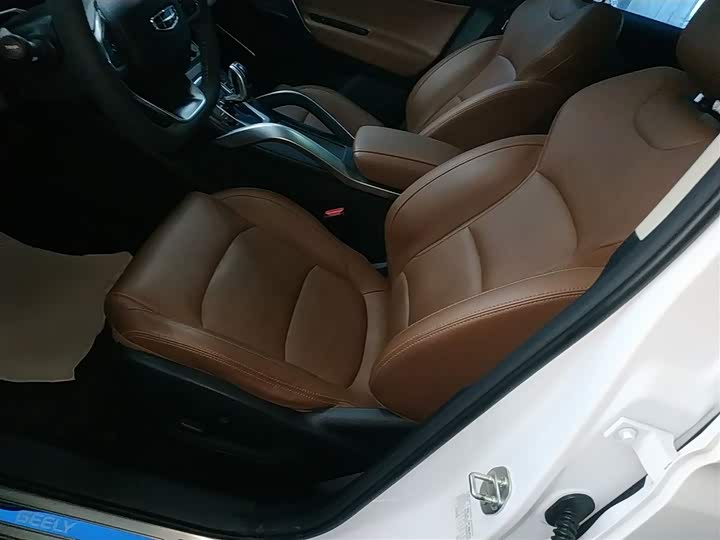 Фото 15 - Geely Atlas