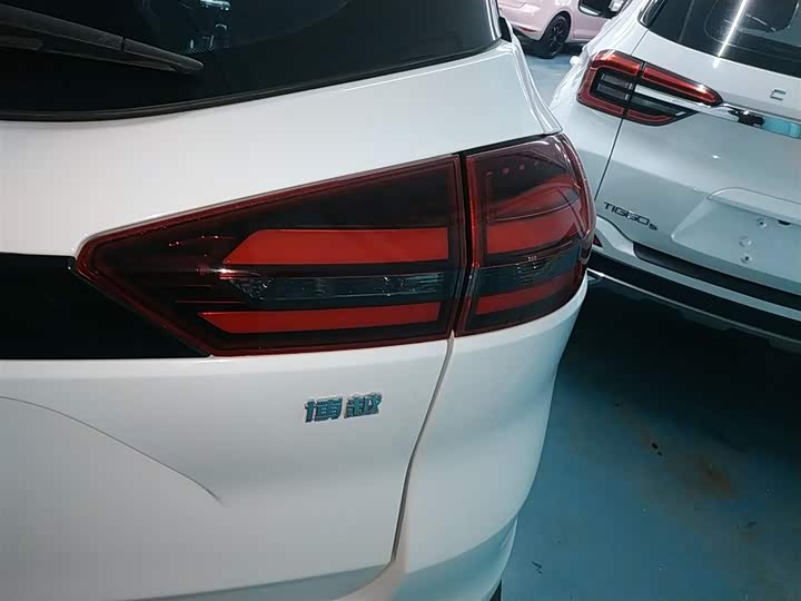 Фото 8 - Geely Atlas