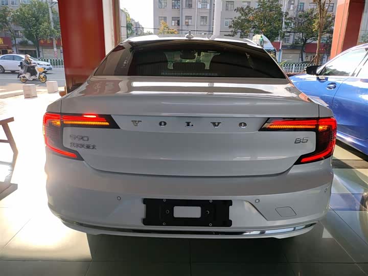 Фото 6 - Volvo S90