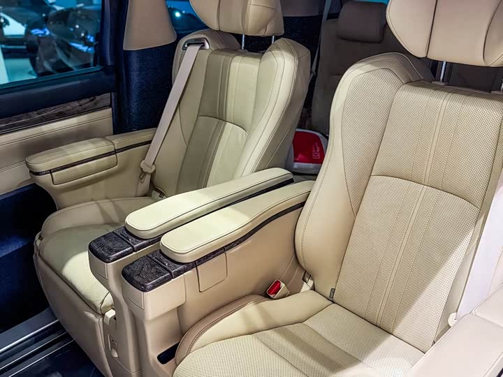 Фото 17 - Toyota Vellfire